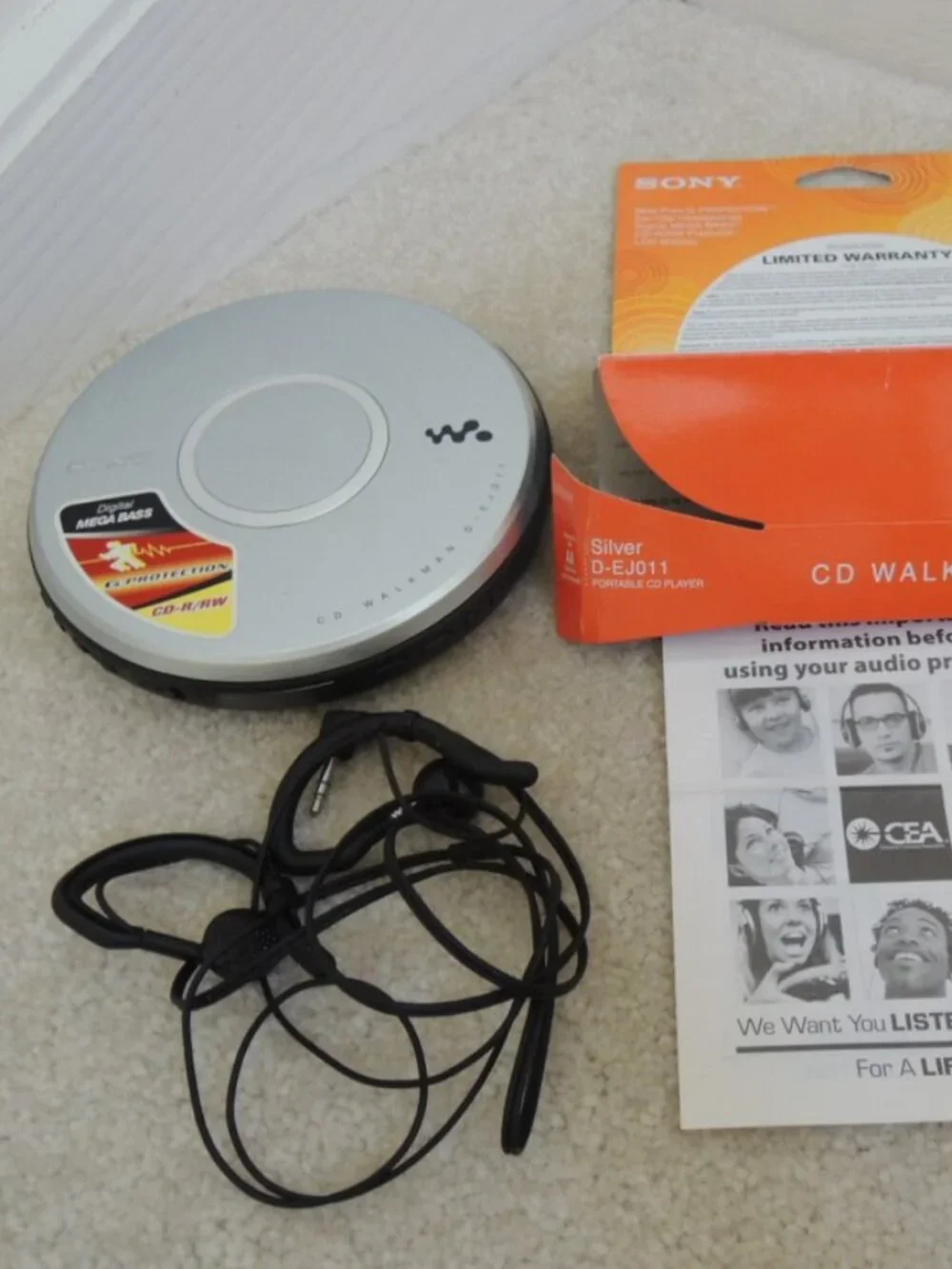 Sony D-EJ011 CD Player Silver CD-R/RW Walkman Disc Player + Over Ear Headphones